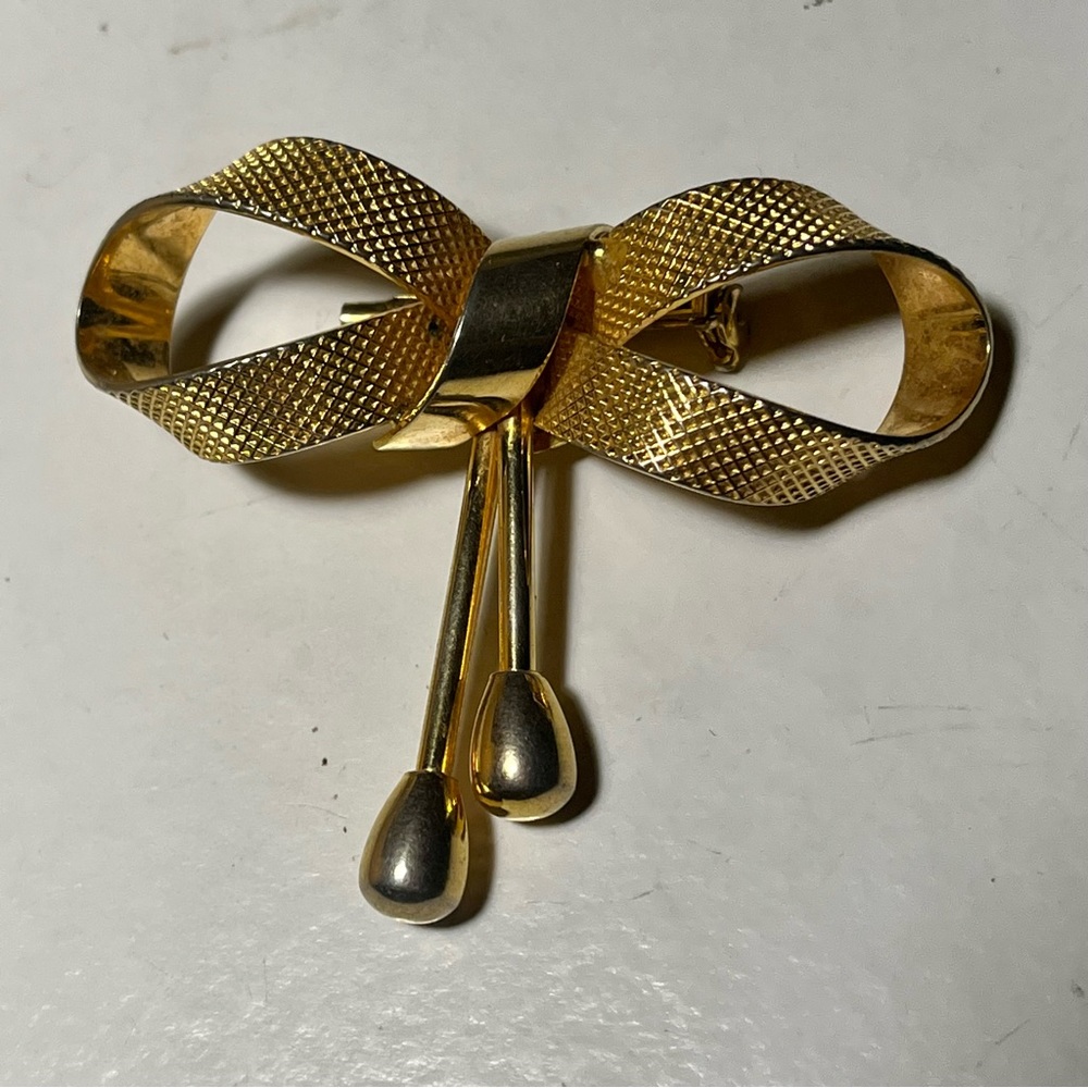 Vintage goldtone bow shaped brooch